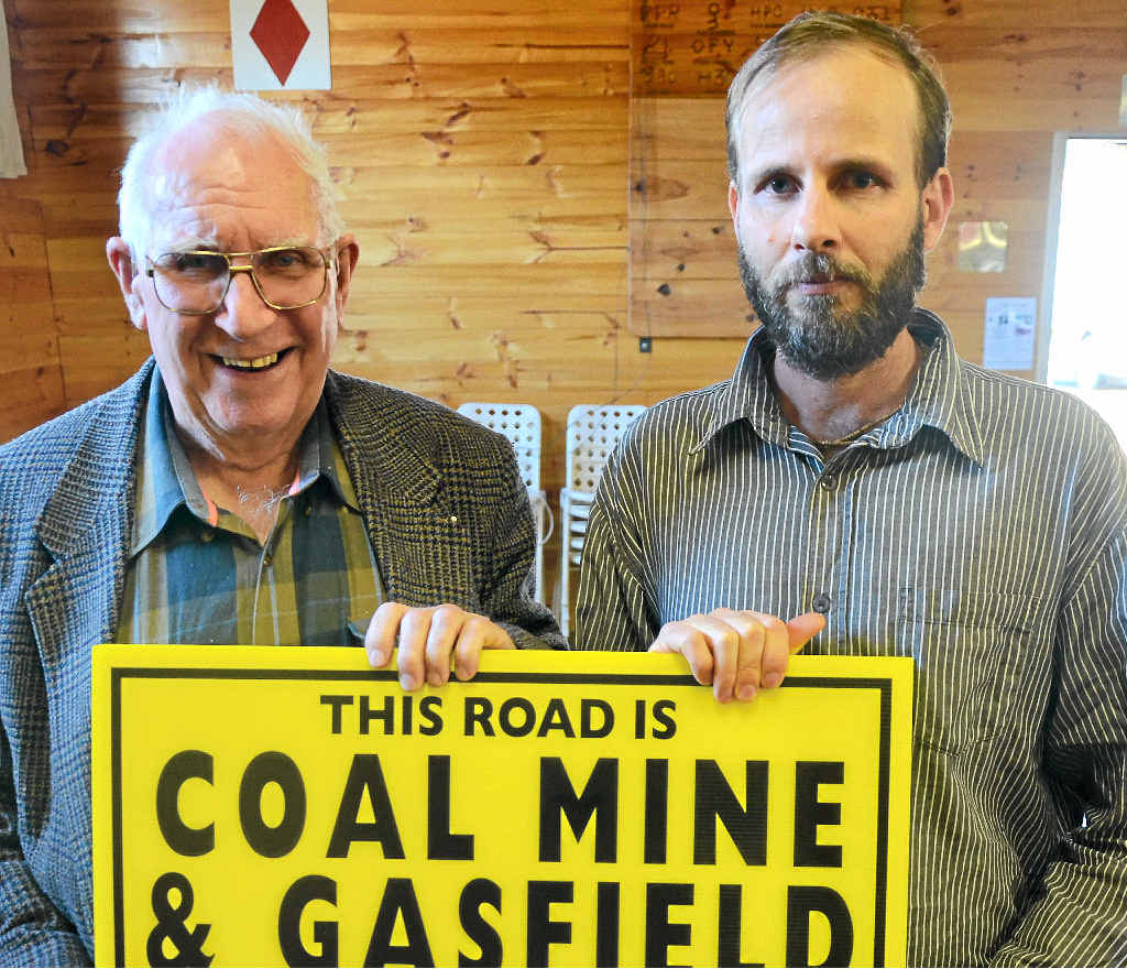 Lock The Gate local survey co-ordinator David Finch and local resident Duncan Burnet.